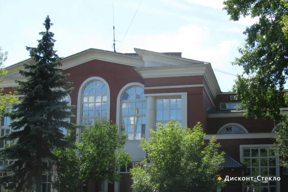 Оптовая партия листового стекла на складе перед отгрузкой в Коломну